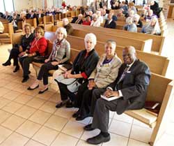 Picture of the First Congregational UCC congregation sitting in the pews waiting for worship to start
